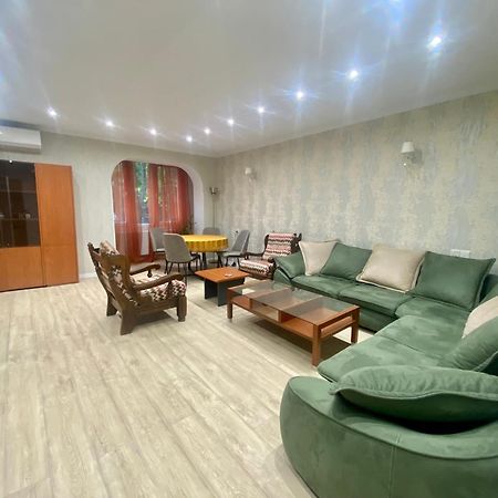 Spacious Dinamo Apartment Tbilisi Bagian luar foto