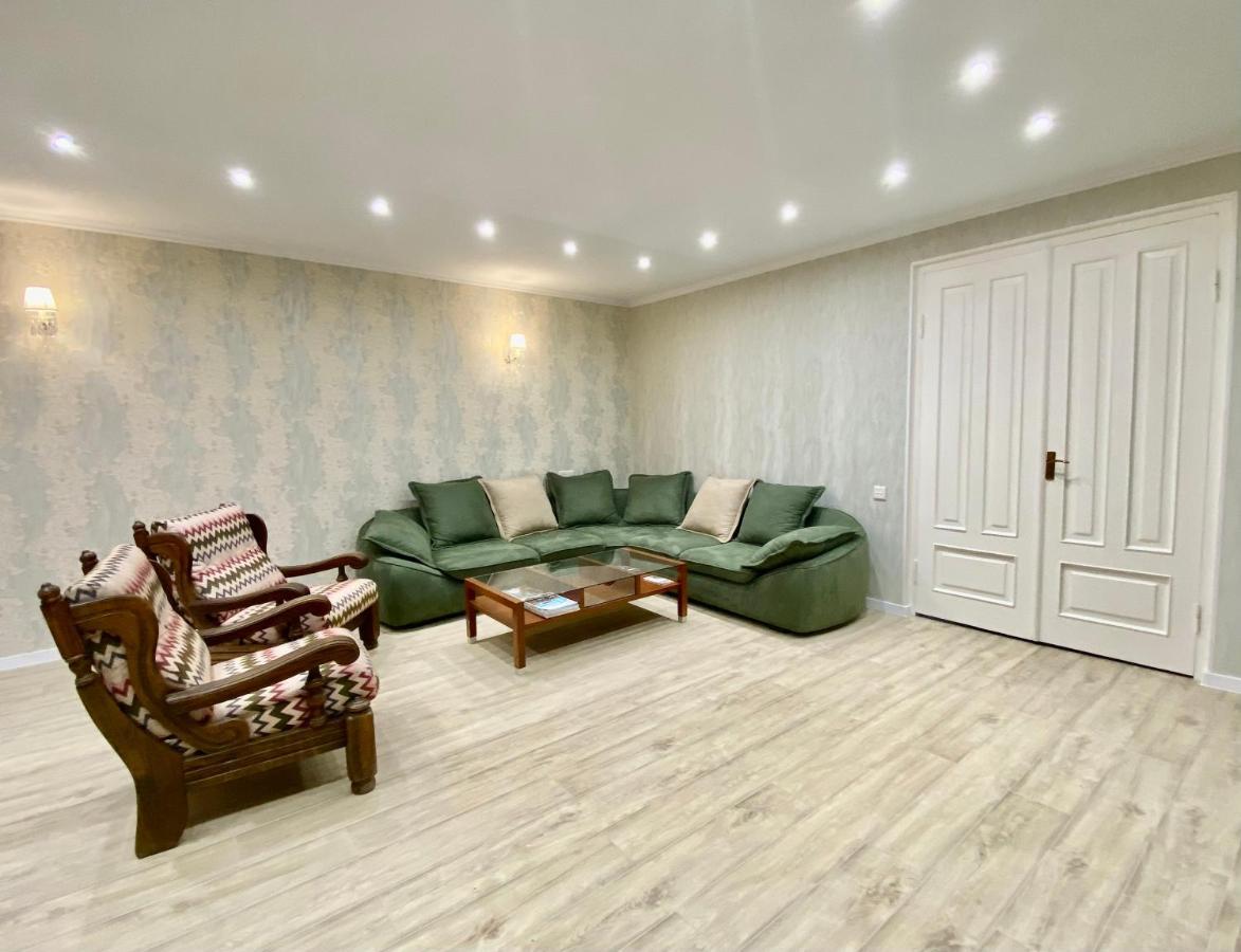 Spacious Dinamo Apartment Tbilisi Bagian luar foto