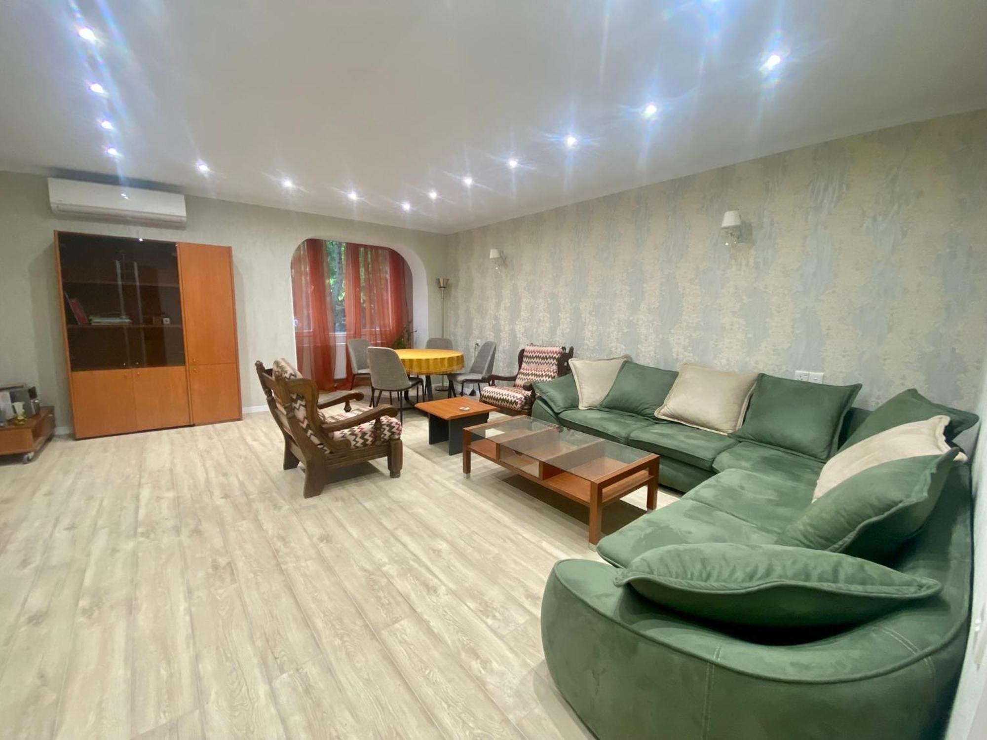 Spacious Dinamo Apartment Tbilisi Bagian luar foto