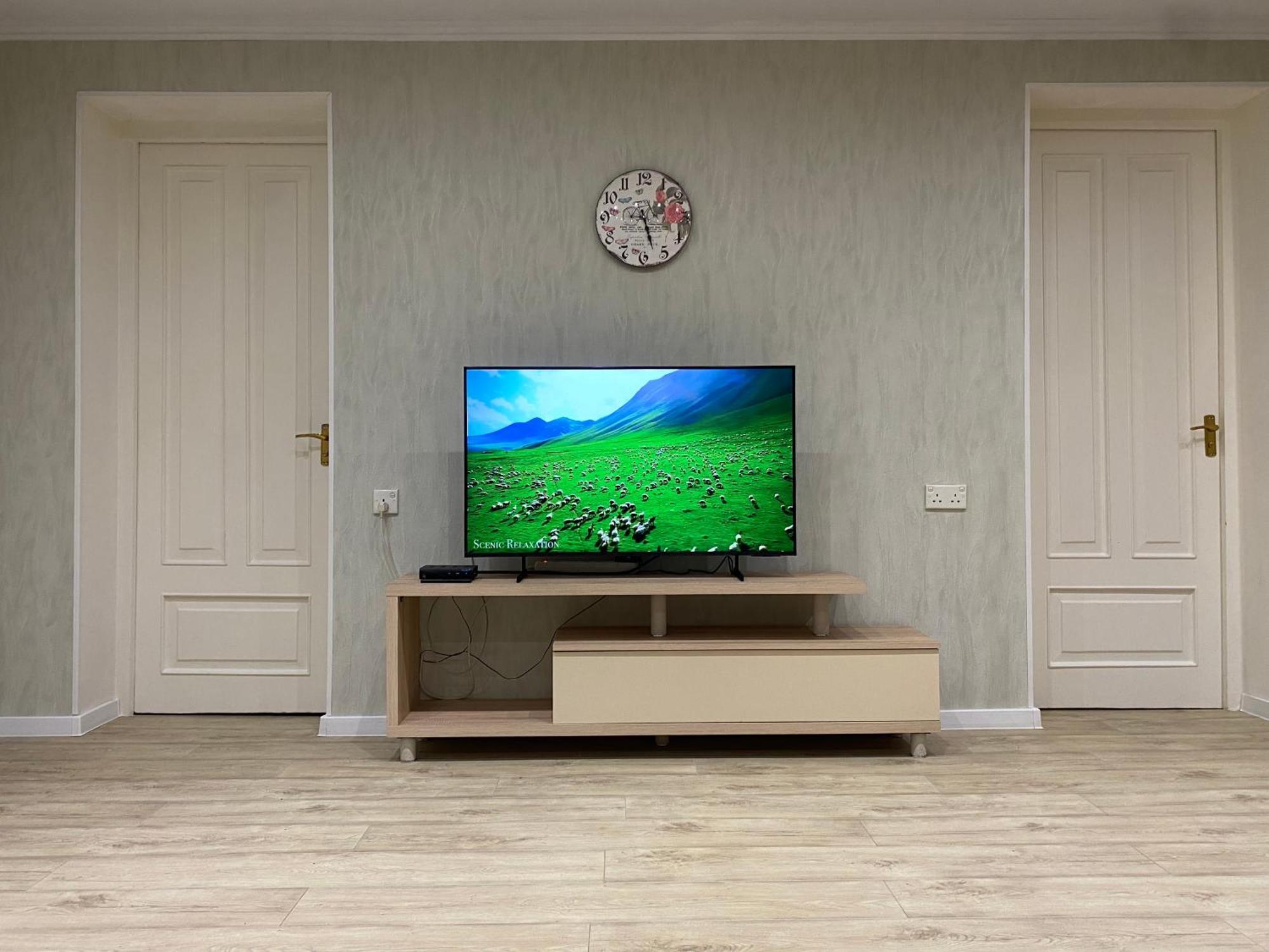 Spacious Dinamo Apartment Tbilisi Bagian luar foto